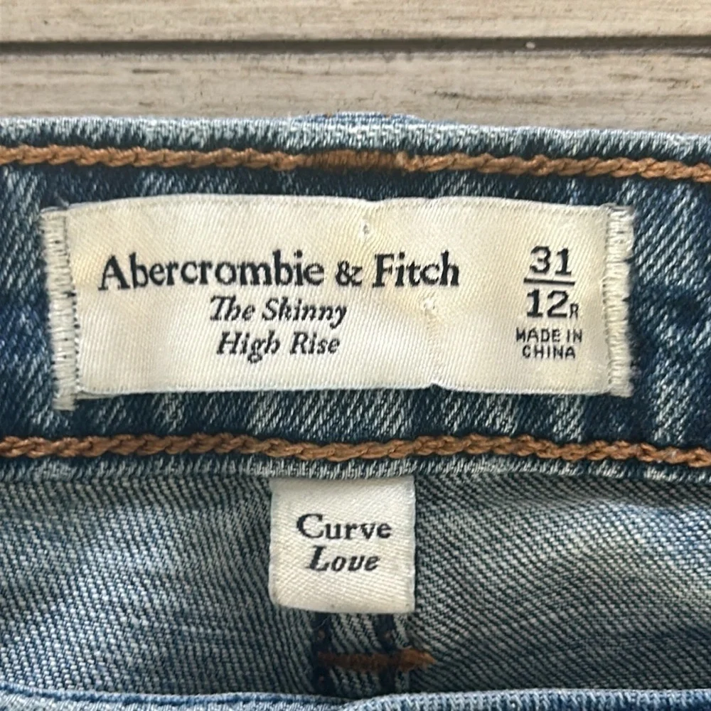 Abercrombie The Skinny High Rise jeans size 31 busted knee